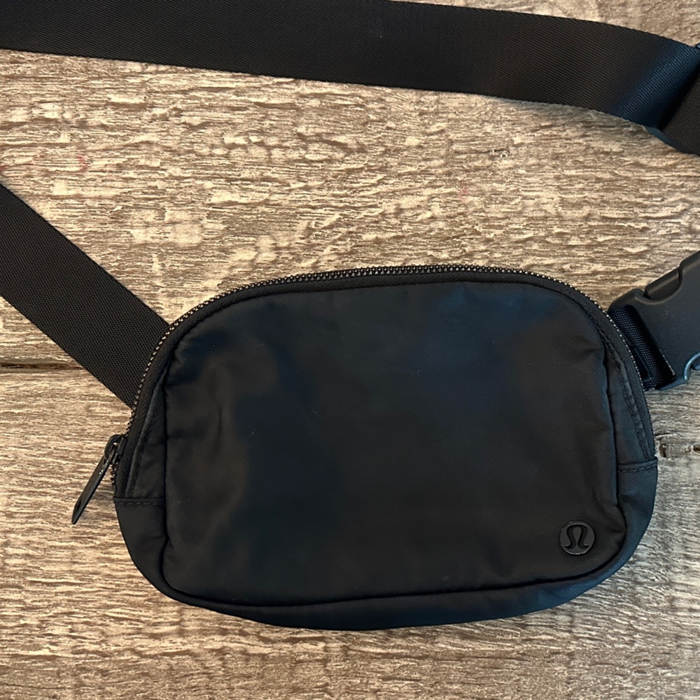 Lululemon Everywhere Black Belt Bag